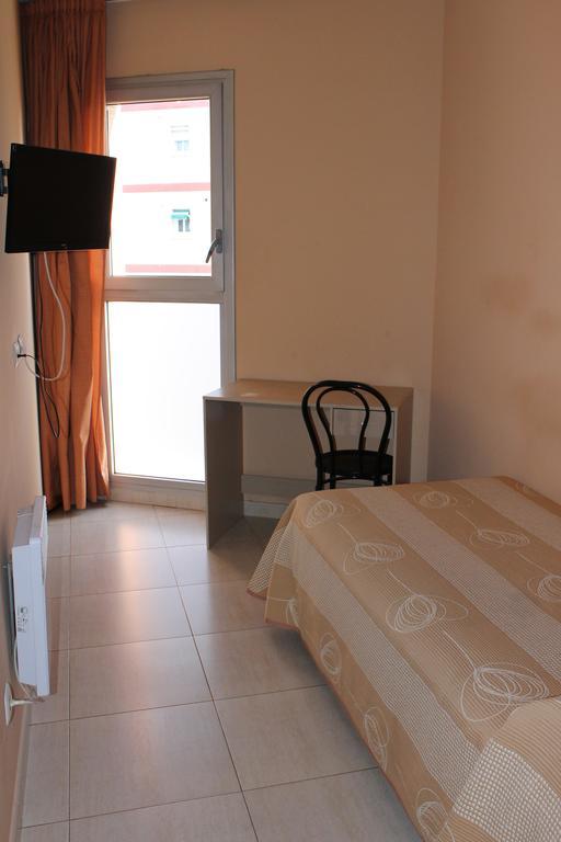 Hostal Cal Siles Ел Прат де Льобрегат Екстериор снимка