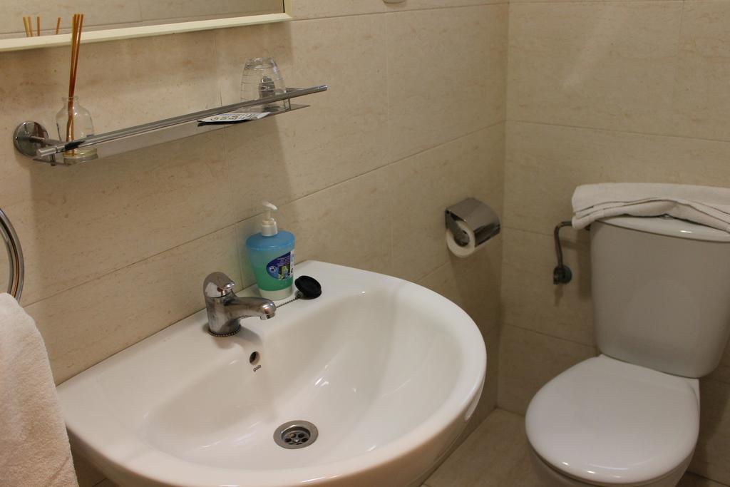 Hostal Cal Siles Ел Прат де Льобрегат Екстериор снимка