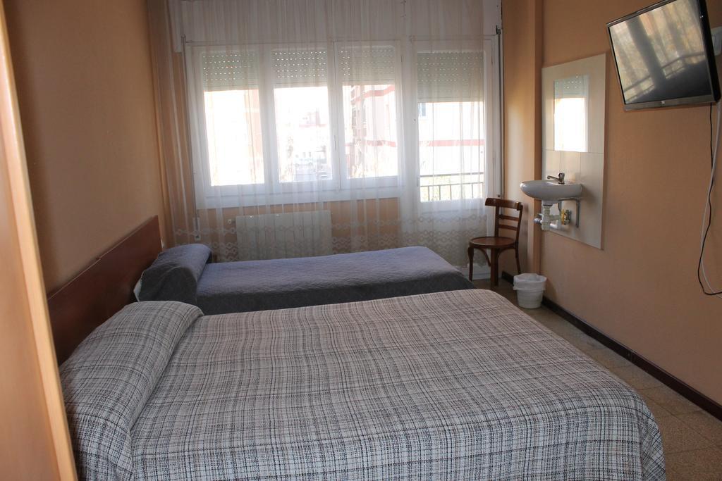Hostal Cal Siles Ел Прат де Льобрегат Екстериор снимка