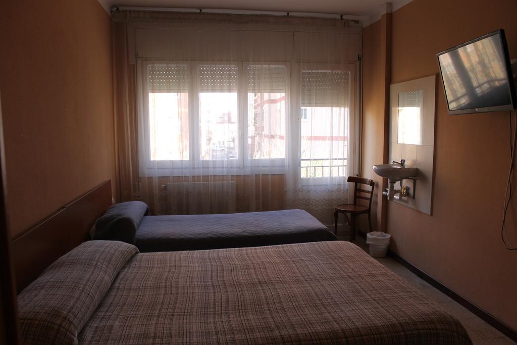 Hostal Cal Siles Ел Прат де Льобрегат Екстериор снимка