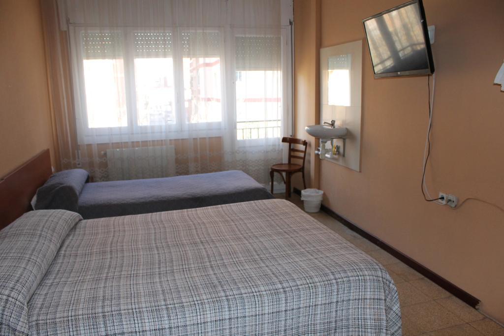 Hostal Cal Siles Ел Прат де Льобрегат Екстериор снимка